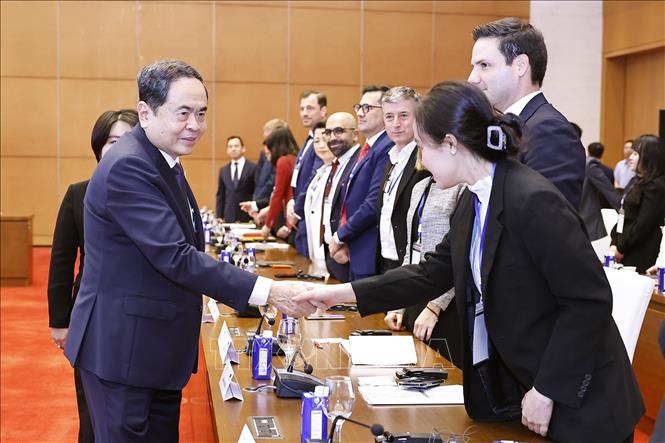 Chủ tịch Quốc hội Trần Thanh Mẫn với đại diện doanh nghiệp của Hội đồng Kinh doanh Châu Âu - ASEAN (EU-ABC). Ảnh: Doãn Tấn - TTXVN 