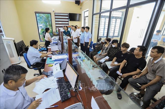 Cán bộ làm việc tại bộ phận Hành chính công xã Lạc Sơn (Phú Thọ). Ảnh: Trọng Đạt - TTXVN