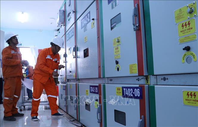 Kiểm tra thiết bị cho việc đóng điện máy 2 trạm biến áp 110kV sân bay Long Thành. Ảnh: Công Phong - TTXVN