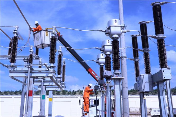 Hoàn thiện các phần việc để đóng điện máy 2 trạm biến áp 110kV sân bay Long Thành. Ảnh: Công Phong - TTXVN