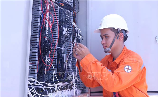 Kiểm tra hệ thống trước khi đóng điện máy 2 trạm biến áp 110kV sân bay Long Thành. Ảnh: Công Phong - TTXVN