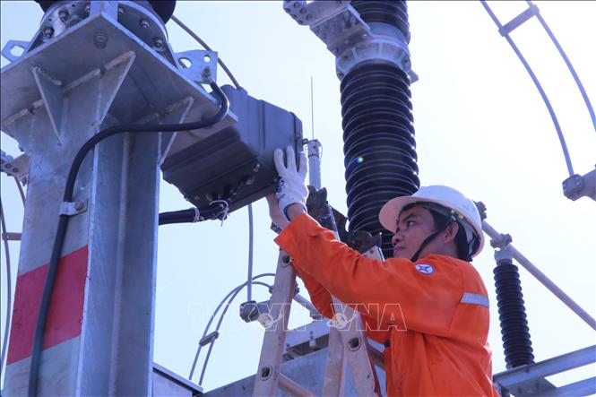 Hoàn thiện các phần việc để đóng điện máy 2 trạm biến áp 110kV sân bay Long Thành. Ảnh: Công Phong - TTXVN