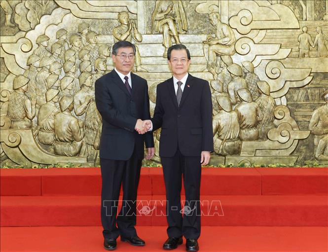 Đồng chí Lê Hồng Quang, Uỷ viên Trung ương Đảng, Phó Trưởng Ban Nội chính Trung ương và đồng chí Vương Di Tinh, Phó Tổng thư ký Uỷ ban Chính pháp Trung ương Đảng Cộng sản Trung Quốc. Ảnh: Phương Hoa - TTXVN
