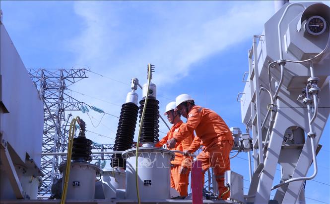 Kiểm tra các thiết bị trước khi đóng điện máy 2 trạm biến áp 110kV sân bay Long Thành. Ảnh: Công Phong - TTXVN