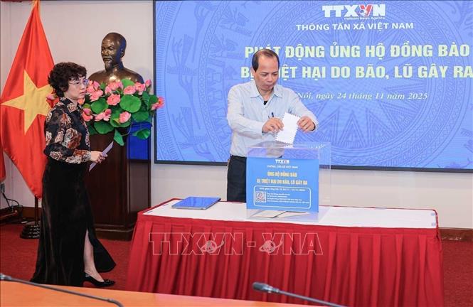 VNA officials and employees support people in the Central and Central Highlands regions to overcome the consequences of floods. VNA Photo: Hoàng Hiếu