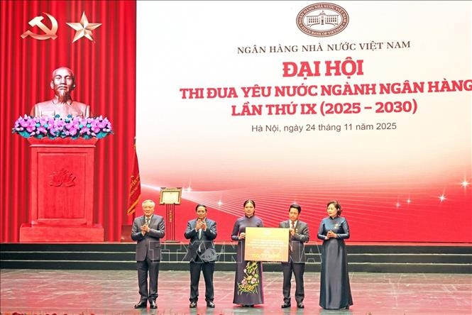 Thủ tướng Phạm Minh Chính, Phó Thủ tướng thường trực Nguyễn Hòa Bình chứng kiến trao tượng trưng ngành Ngân hàng ủng hộ đồng bào bị ảnh hưởng bởi lũ lụt. Ảnh: Trần Việt - TTXVN