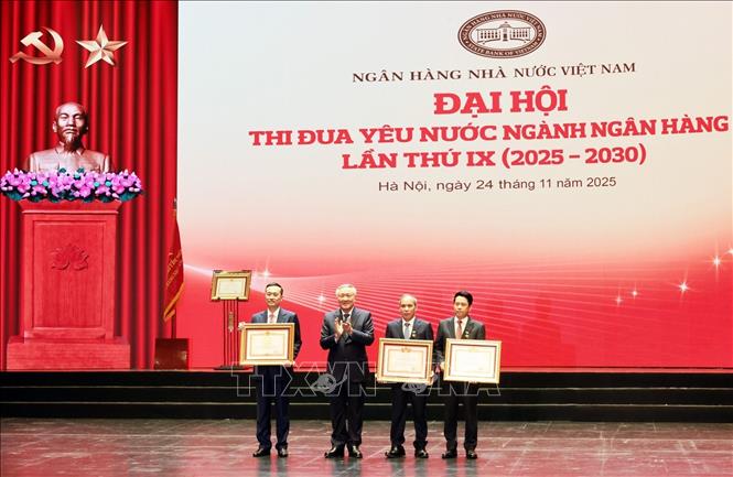 Phó Thủ tướng Thường trực Nguyễn Hòa Bình trao danh hiệu Chiến sĩ Thi đua toàn quốc và Bằng khen của Thủ tướng Chính phủ cho các cá nhân. Ảnh: Trần Việt - TTXVN