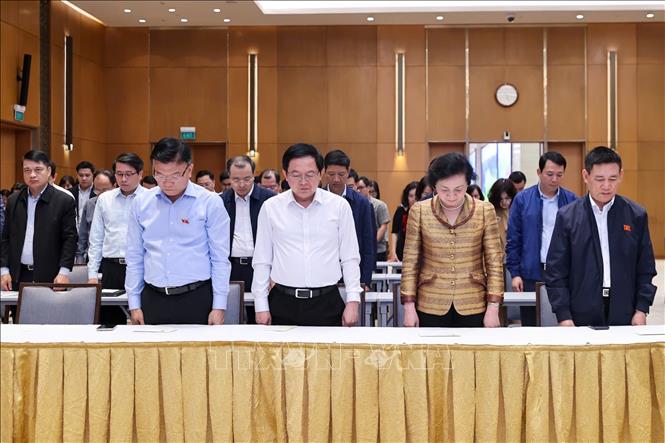 Các Phó Thủ tướng và cán bộ, công chức, viên chức người lao động Văn phòng Chính phủ tưởng niệm đồng bào tử nạn do bão lũ. Ảnh: Dương Giang -TTXVN