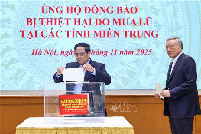 Thủ tướng Phạm Minh Chính quyên góp ủng hộ đồng bào bị thiệt hại do mưa lũ tại các tỉnh miền Trung. Ảnh: Dương Giang - TTXVN