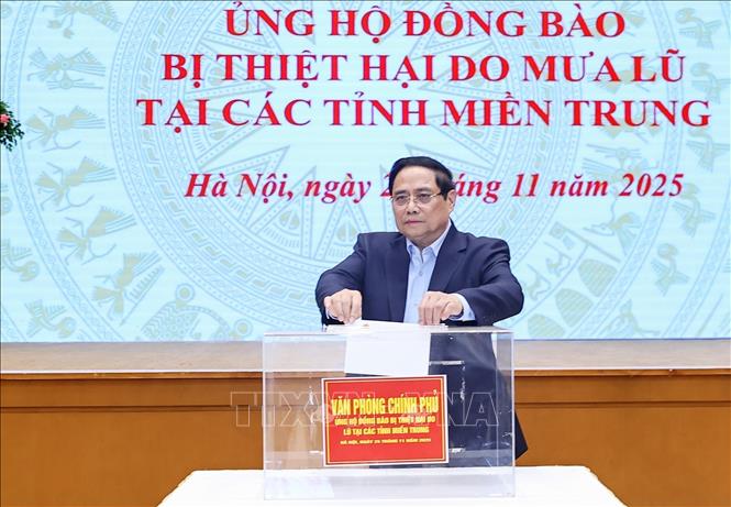 Thủ tướng Phạm Minh Chính quyên góp ủng hộ đồng bào bị thiệt hại do mưa lũ tại các tỉnh miền Trung. Ảnh: Dương Giang - TTXVN