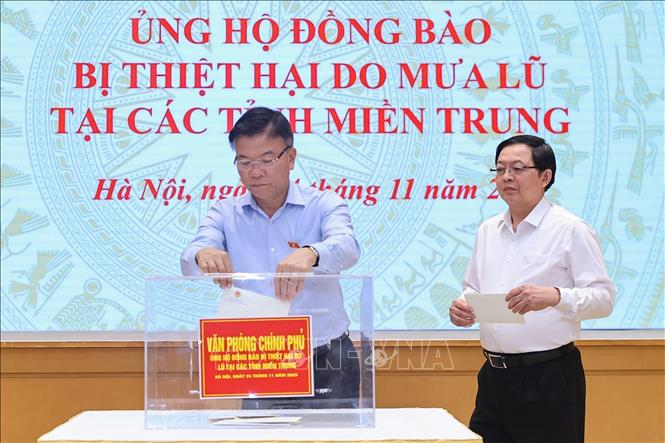 Các Phó Thủ tướng quyên góp ủng hộ đồng bào bị thiệt hại do mưa lũ tại các tỉnh miền Trung. Ảnh: Dương Giang - TTXVN