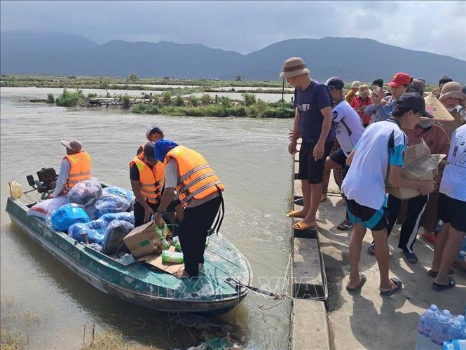 120 hộ dân thôn Phước Giang được tiếp tế lương thực, thực phẩm, bếp cồn vào ngày 24/11. Ảnh: Phạm Kha - TTXVN