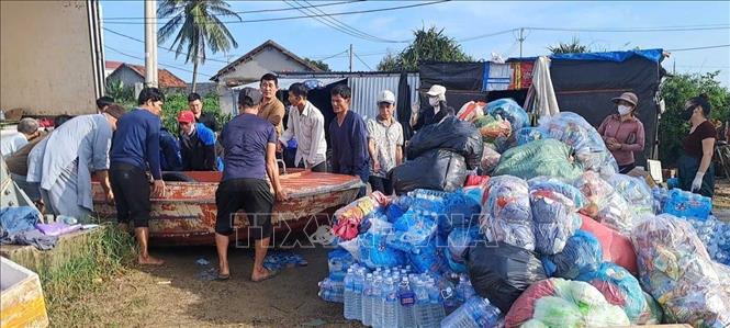 Các đoàn thiện nguyện dùng xuồng máy đi từ bến đò Phú Lạc để vào thôn Phước Giang. Ảnh: Phạm Kha - TTXVN