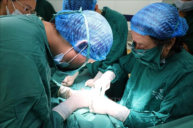 Các y, bác sỹ đầu ngành thực hiện phẫu thuật miễn phí cho trẻ em tại Bệnh viện Sản Nhi tỉnh Phú Thọ. Ảnh: Tạ Toàn – TTXVN
