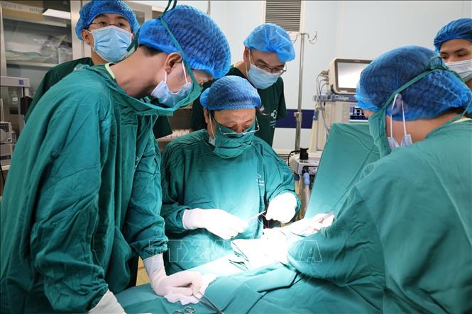 Các y, bác sỹ đầu ngành thực hiện phẫu thuật miễn phí cho trẻ em tại Bệnh viện Sản Nhi tỉnh Phú Thọ. Ảnh: Tạ Toàn – TTXVN