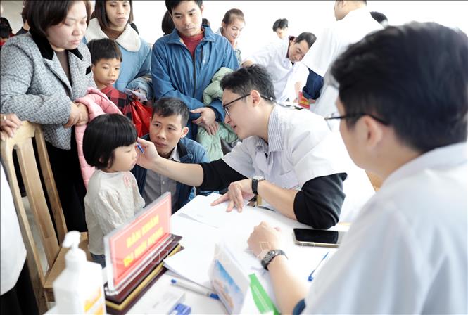 Các bác sĩ khám cho trẻ bị khuyết tật tại Bệnh viện Sản Nhi tỉnh Phú Thọ. Ảnh: Tạ Toàn – TTXVN