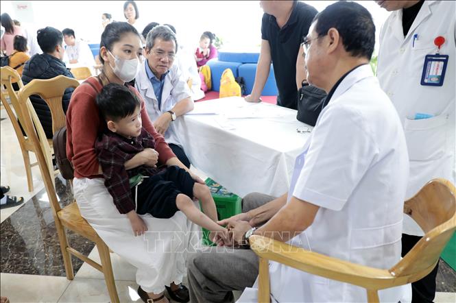 Các bác sĩ khám cho trẻ bị khuyết tật tại Bệnh viện Sản Nhi tỉnh Phú Thọ. Ảnh: Tạ Toàn – TTXVN