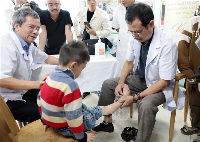 Sau khám và sàng lọc đã có gần 110 trẻ được chỉ định phẫu thuật. Ảnh: Tạ Toàn – TTXVN