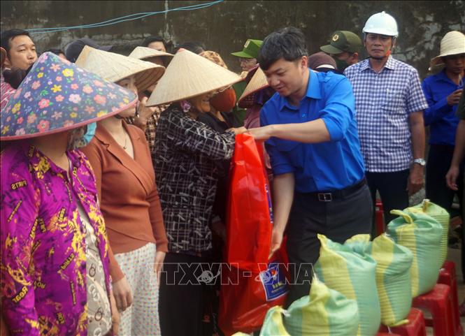 Bí thư Trung ương Đoàn Nguyễn Minh Triết trao tặng túi an sinh cho người dân xã Tuy Phước Đông. Ảnh: Trịnh Bang Nhiệm - TTXVN