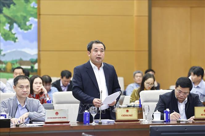 Bộ trưởng Bộ Nông nghiệp và Môi trường Trần Đức Thắng trình bày tóm tắt tờ trình. Ảnh: Doãn Tấn - TTXVN