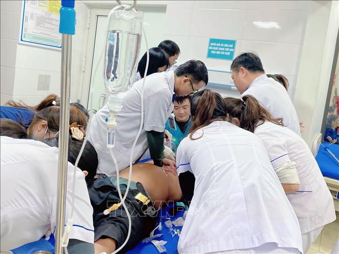 Các y, bác sĩ Bệnh viện Hữu Nghị Quảng Bình thực hiện quy trình cấp cứu để cứu sống bệnh nhân bị ngưng tim. Ảnh: TTXVN phát