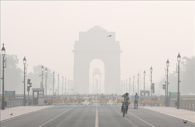 Khói mù bao phủ dày đặc tại New Delhi, Ấn Độ. Ảnh: ANI/TTXVN