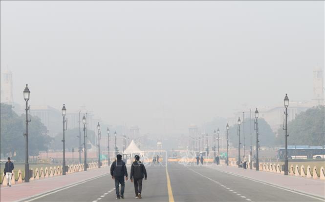 Khói mù bao phủ dày đặc tại New Delhi, Ấn Độ. Ảnh: ANI/TTXVN