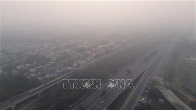 Khói mù bao phủ dày đặc tại New Delhi, Ấn Độ. Ảnh: ANI/TTXVN