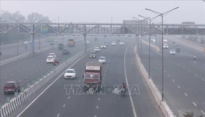 Khói mù bao phủ dày đặc tại New Delhi, Ấn Độ. Ảnh: ANI/TTXVN