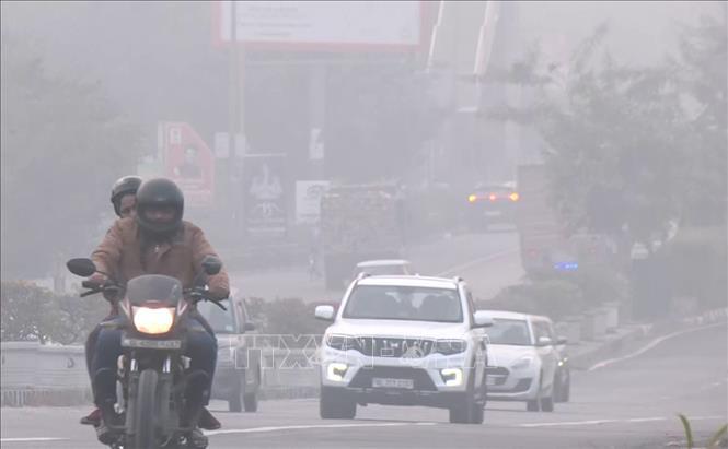 Khói mù bao phủ dày đặc tại New Delhi, Ấn Độ. Ảnh: ANI/TTXVN