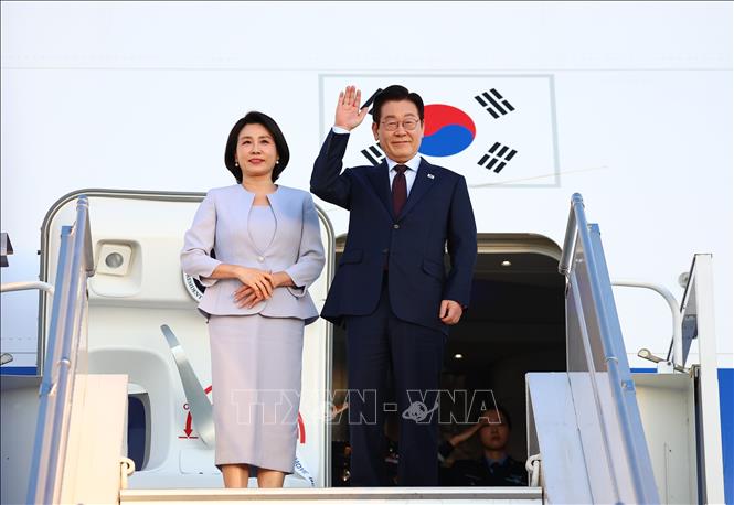 Tổng thống Hàn Quốc Lee Jae Myung (phải) và phu nhân Kim Hea Kyung tại sân bay quốc tế OR Tambo ở Johannesburg, Nam Phi, ngày 23/11/2025. Ảnh: Yonhap/TTXVN