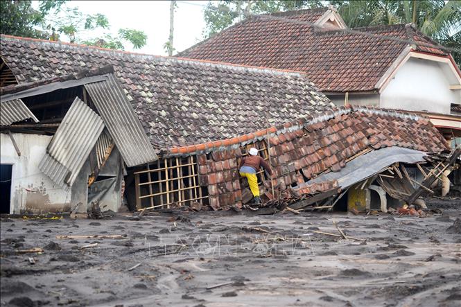 Ngôi nhà bị hư hại do núi lửa Semeru phun trào, tại Lumajang, Đông Java, Indonesia. Ảnh: THX/TTXVN
