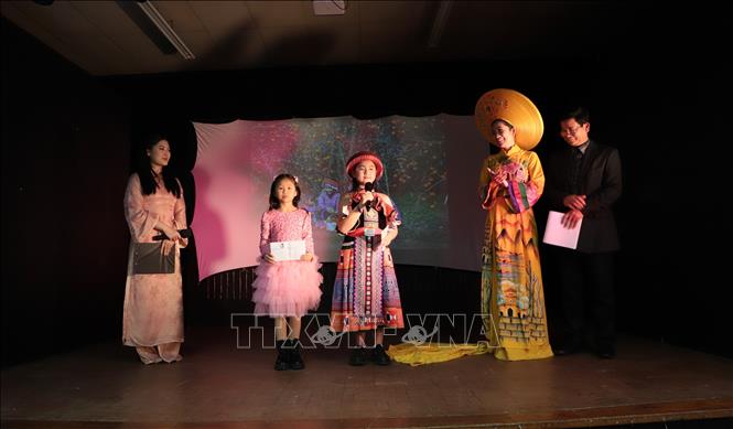 Ban Tổ chức tổ chức đấu giá thành công chiếc áo dài của bà Đào Kim Thư, người đoạt danh hiệu Hoa hậu cáo dài phu nhân toàn châu Âu 2024, để gây quỹ. Ảnh: Phong Hà - PV TTXVN tại Anh