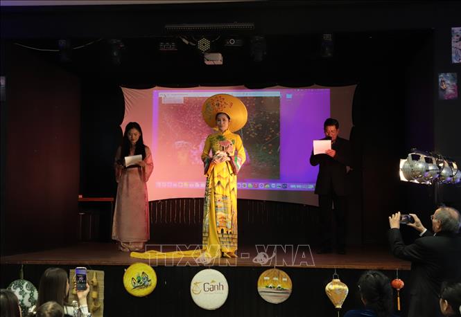 Bà Đào Kim Thư, người sáng lập Quỹ Hạt giống Yêu thương, trong trang phục áo dài truyền thống Việt Nam trong buổi ra mắt Quỹ. Ảnh: Phong Hà - PV TTXVN tại Anh