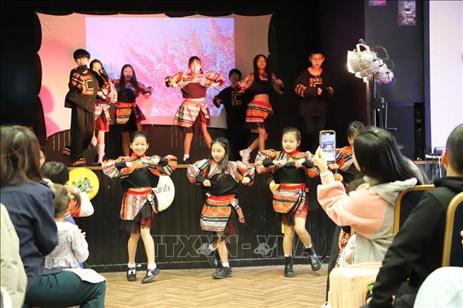 Các em nhỏ người Việt Nam tại Anh biểu diễn văn nghệ trong trang phục trẻ em dân tộc thiểu số miền núi phía Bắc. Ảnh: Phong Hà - PV TTXVN tại Anh
