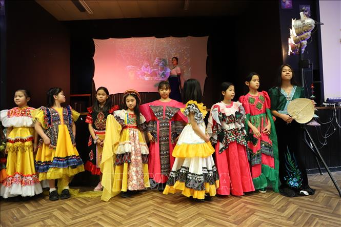 Màn trình diễn trang phục truyền thống của trẻ em, phụ nữ các dân tộc thiểu số của Việt Nam gây ấn tượng với khán giả. Ảnh: Phong Hà - PV TTXVN tại Anh