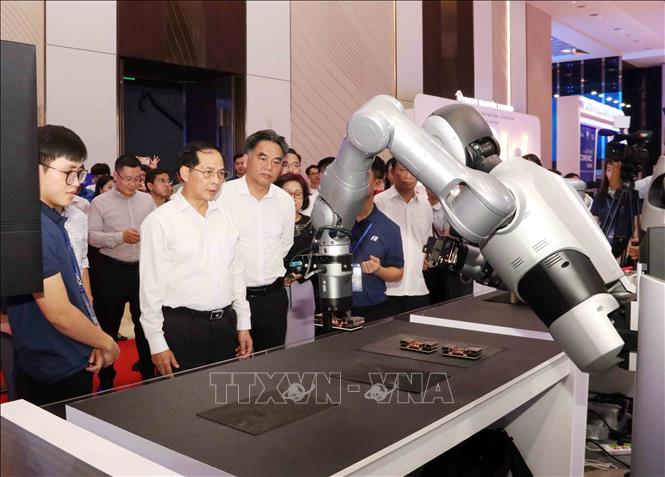 Phó Thủ tướng Bùi Thanh Sơn kiểm tra các gian hàng giới thiệu sản phẩm công nghệ cao bên lề Diễn đàn Kinh tế mùa Thu 2025. Ảnh: Xuân Khu-TTXVN