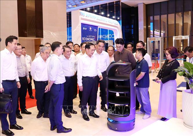 Phó Thủ tướng Bùi Thanh Sơn kiểm tra việc vận hành robot giới thiệu sự kiện Diễn đàn Kinh tế mùa Thu 2025. Ảnh: Xuân Khu-TTXVN