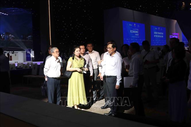 Phó Thủ tướng Bùi Thanh Sơn kiểm tra địa điểm tổ chức Talkshow truyền cảm hứng cho giới trẻ trong khuôn khổ Diễn đàn Kinh tế mùa Thu 2025. Ảnh: Xuân Khu-TTXVN