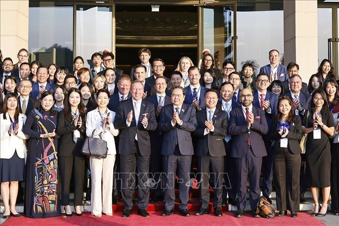 National Assembly Chairman Tran Thanh Man on November 24 receives a delegation of the European–ASEAN Business Council and the European Chamber of Commerce in Vietnam. VNA Photo: Doãn Tấn