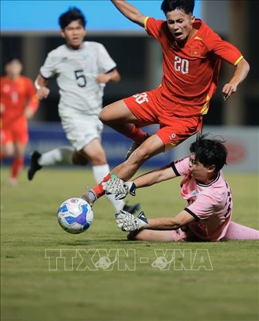 Tình huống phạm lỗi của thủ thành David Xing (số 23, Quần đảo Bắc Mariana) với cầu thủ Lê Sỹ Bách bên phía U17 Việt Nam. Ảnh: Minh Quyết - TTXVN
