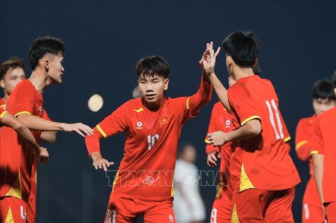 Niềm vui của các cầu thủ U17 Việt Nam khi Văn Dương nâng tỷ số lên 3-0. Ảnh: Minh Quyết - TTXVN