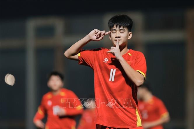 Cầu thủ Nguyễn Văn Dương ghi bàn thắng nâng tỷ số lên 3-0 cho U17 Việt Nam. Ảnh: Minh Quyết - TTXVN