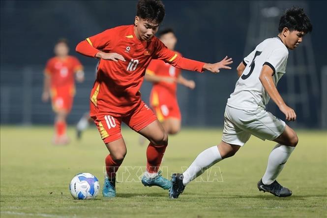 Pha qua người khéo léo của Chu Ngọc Nguyễn Lực (số 10, Việt Nam). Ảnh: Minh Quyết - TTXVN