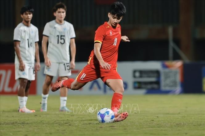 Cầu thủ Nguyễn Văn Dương ghi bàn thắng nâng tỷ số lên 3-0 cho U17 Việt Nam. Ảnh: Minh Quyết - TTXVN
