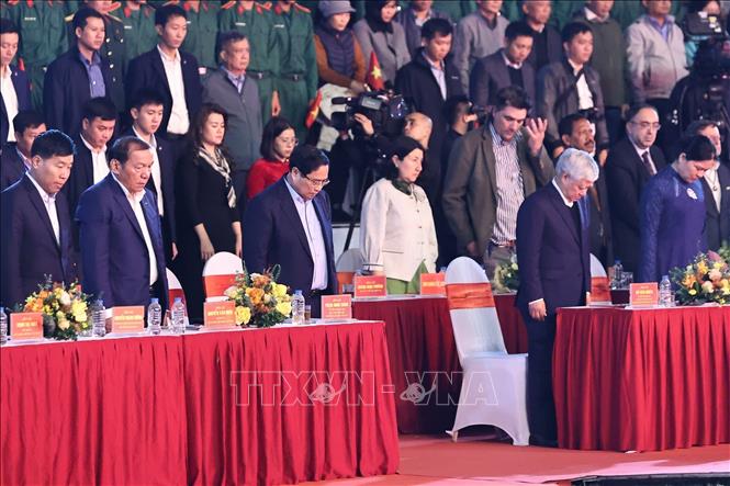 Thủ tướng Phạm Minh Chính và các đại biểu tưởng niệm đồng bào bị thiệt mạng do bão lũ. Ảnh: Dương Giang-TTXVN 
