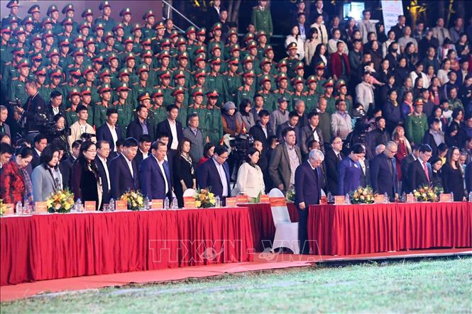 Thủ tướng Phạm Minh Chính và các đại biểu tưởng niệm đồng bào bị thiệt mạng do bão lũ. Ảnh: Dương Giang-TTXVN 
