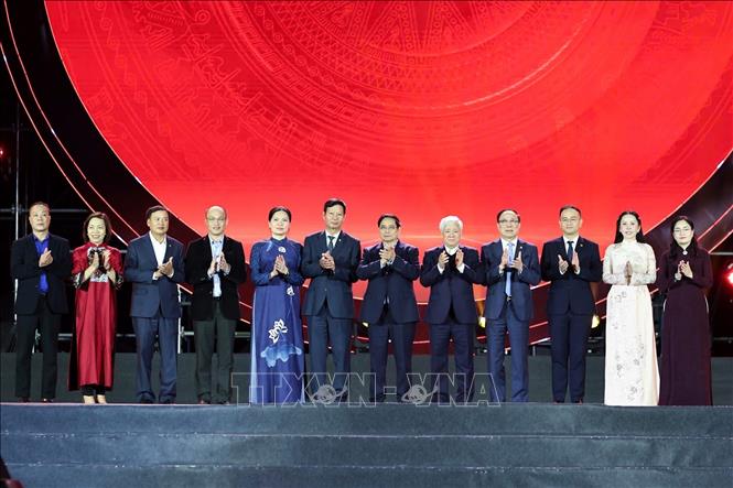 Thủ tướng Phạm Minh Chính với các doanh nghiệp, nhà tài trợ ủng hộ đồng bào bị thiệt hại do bão lũ gây ra. Ảnh: Dương Giang-TTXVN 
