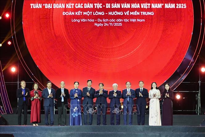 Thủ tướng Phạm Minh Chính với các doanh nghiệp, nhà tài trợ ủng hộ đồng bào bị thiệt hại do bão lũ gây ra. Ảnh: Dương Giang-TTXVN 
