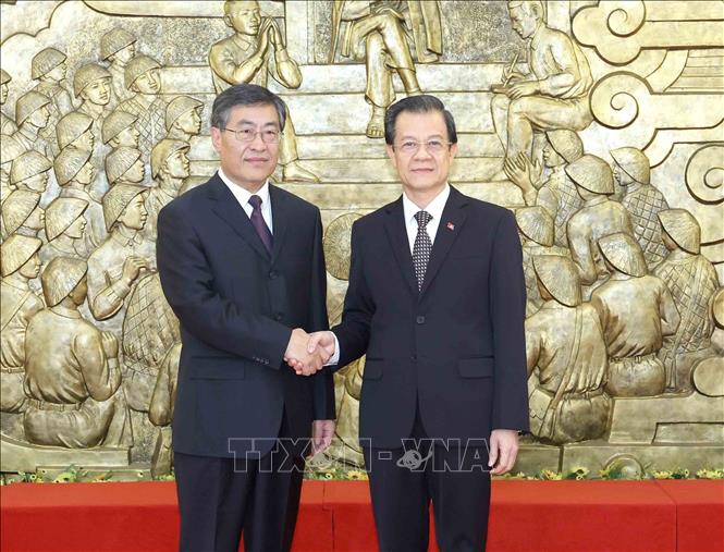 Le Hong Quang, a member of the Central Committee of the Communist Party of Vietnam and Deputy Head of the CPV Central Committee's Commission for Internal Affairs (R) and Wang Yixing, deputy secretary-general of the Communist Party of China Central Committee's Commission for Political and Legal Affairs. VNA Photo: Phương Hoa
